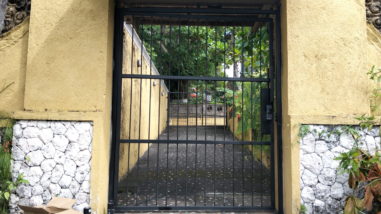 Pintu besi teralis
