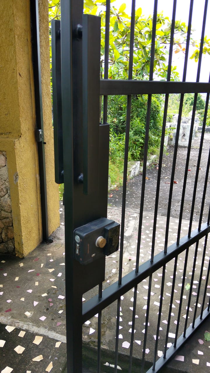 Pintu besi teralis