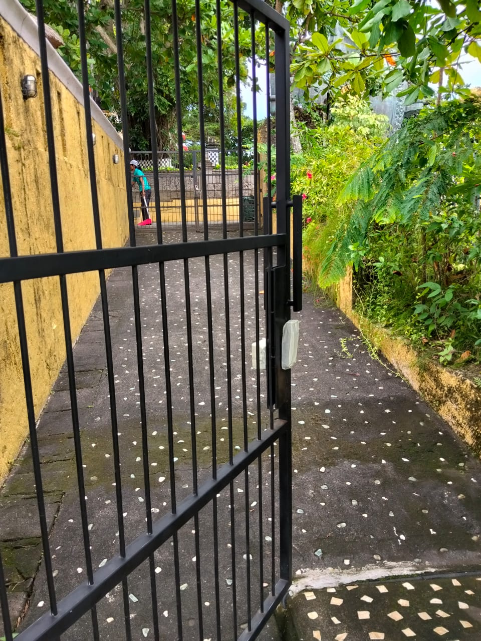 Pintu besi teralis