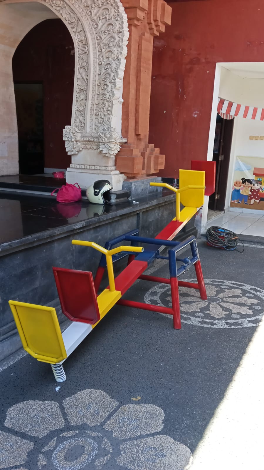 Mainan anak jungkat jungkit mainan yg cukup kuat untuk 4 anak sekaligus Spesifikasi dan material :Panjang 300cm besi UNP 12.5Tinggi 66cm besi pipa tebal 2mmLebar kaki 45cm besi pipa tebal 1.8mmSandaran 23×46 cmPegangan pipa besiLaker 6cmTelepon / Wa 0811 3999 945Workshop Jln. Cempaka 1 No 7AB Dalung Kuta Utara - Bali